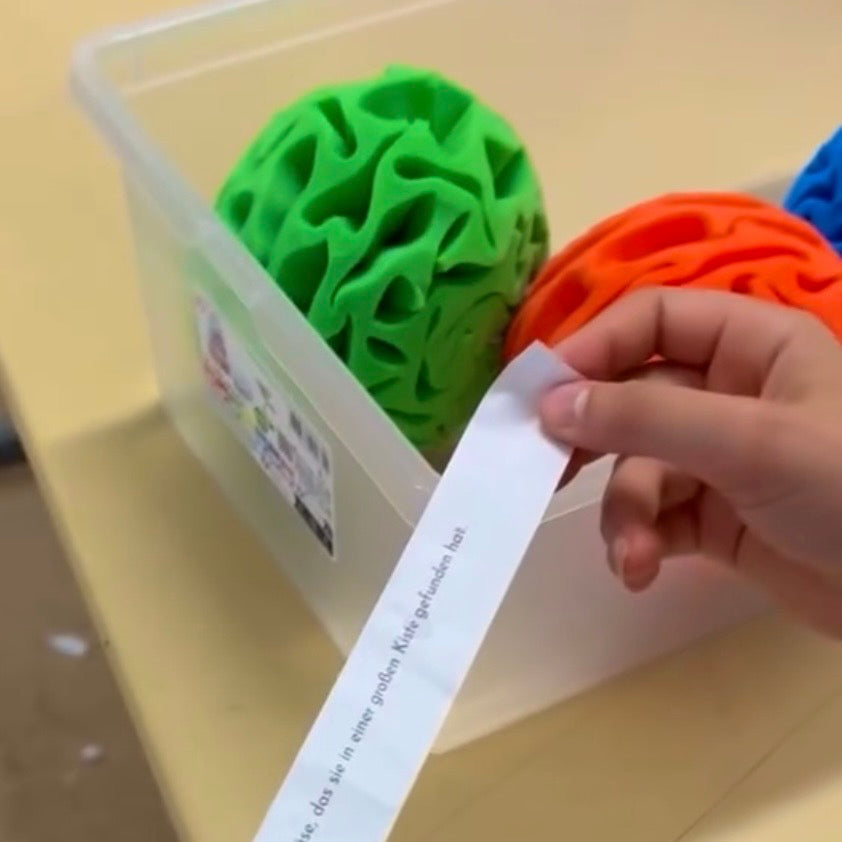 Mini-Laufdiktat mit Trockenen Schneebällen im Klassenraum für bewegtes Lernen 