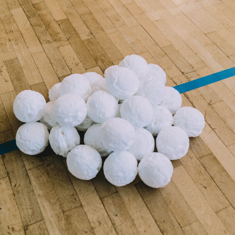 30 weiße Trockene Schneebälle liegen in der Sporthalle